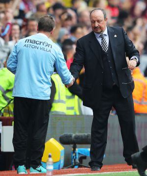 Rafa Benítez saluda al técnico del Aston Villa Eric Black.