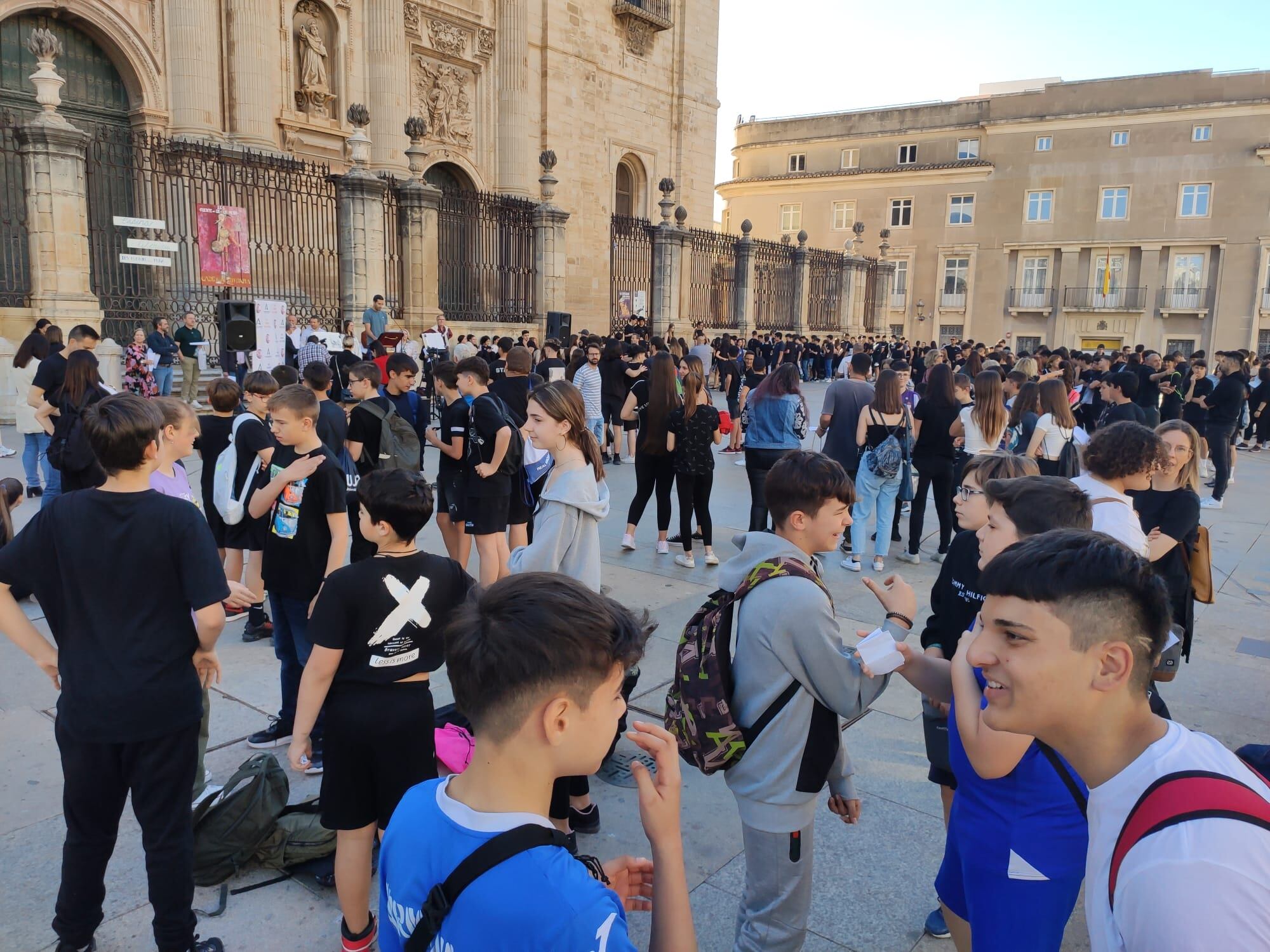 Escolares asisten a la lectura ininterrumpida del Quijote en la Plaza de Santa María de Jaén