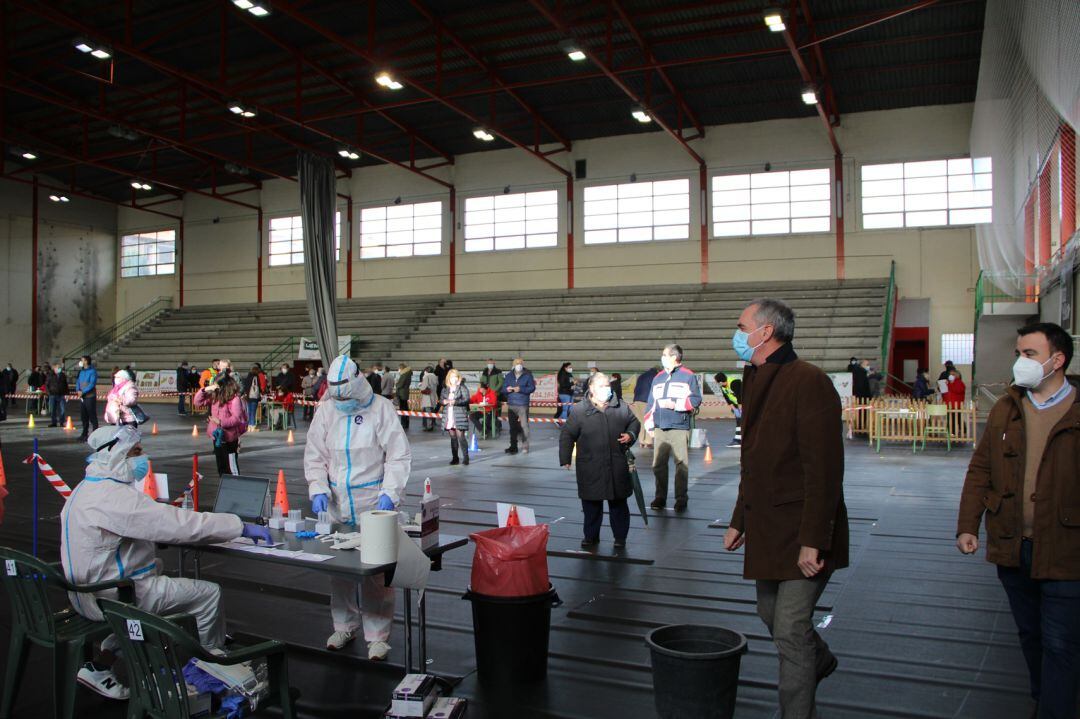 Visita del delegado territorial de la Junta junto al alcalde de Cuéllar,al cribado que se está realizando en la villa