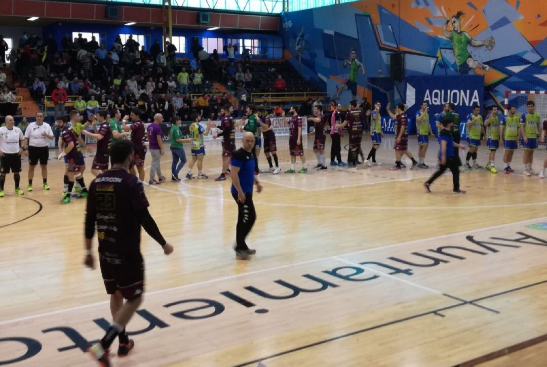 Los jugadores de ambos equipos se saludaron al final de los 60 minutos en el 40x20 del Pabellón Ángel Nieto.