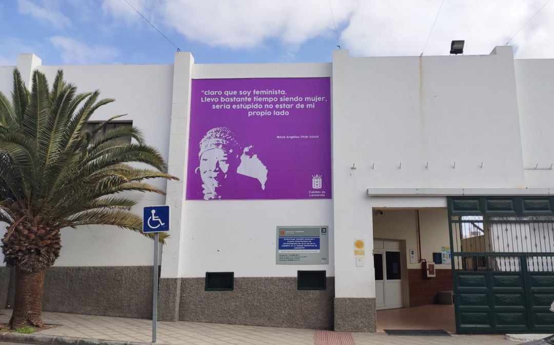 Cartel en la entrada de la Ciudad Deportiva Lanzarote.