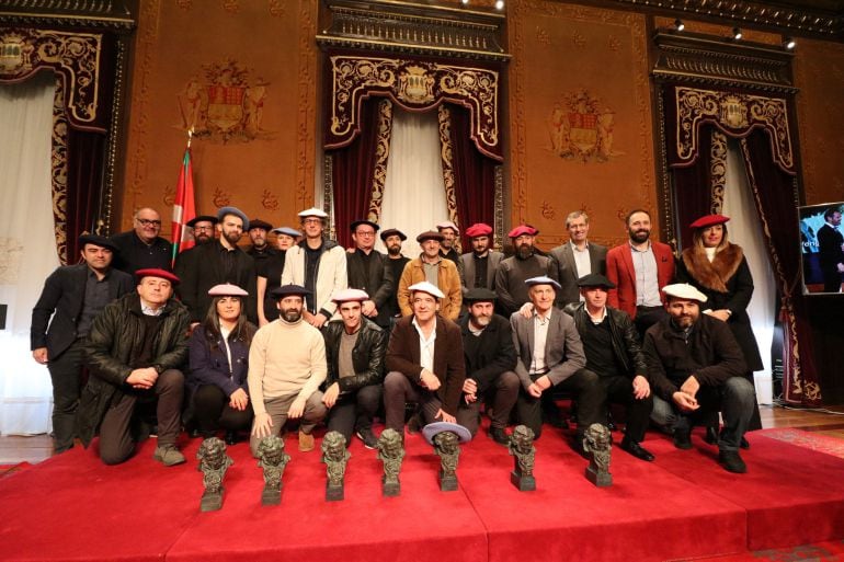 Miembros de la película Handia en el Salón de Tronos de la Diputación de Gipuzkoa.