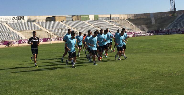 Los jugadores del Real Jaén durante el primer entrenamiento de la temporada.