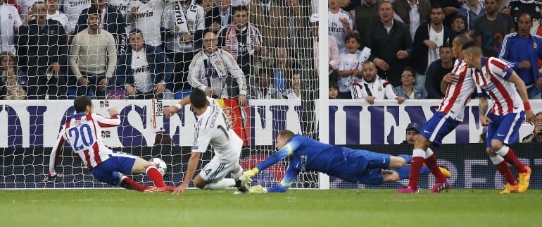 El mexicano Chicharito Hernández marca el gol de la victoria del Real Madrid en los cuartos de final de la Champions ante el Atlético.