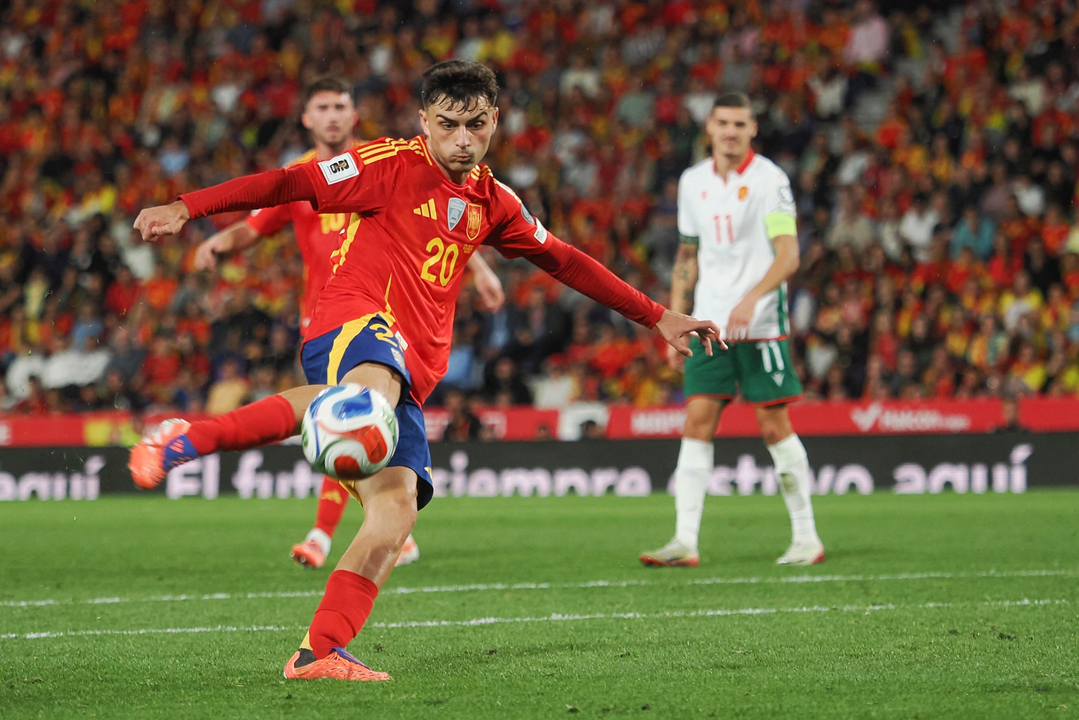 Pedri durante el partido frente a Bulgaria