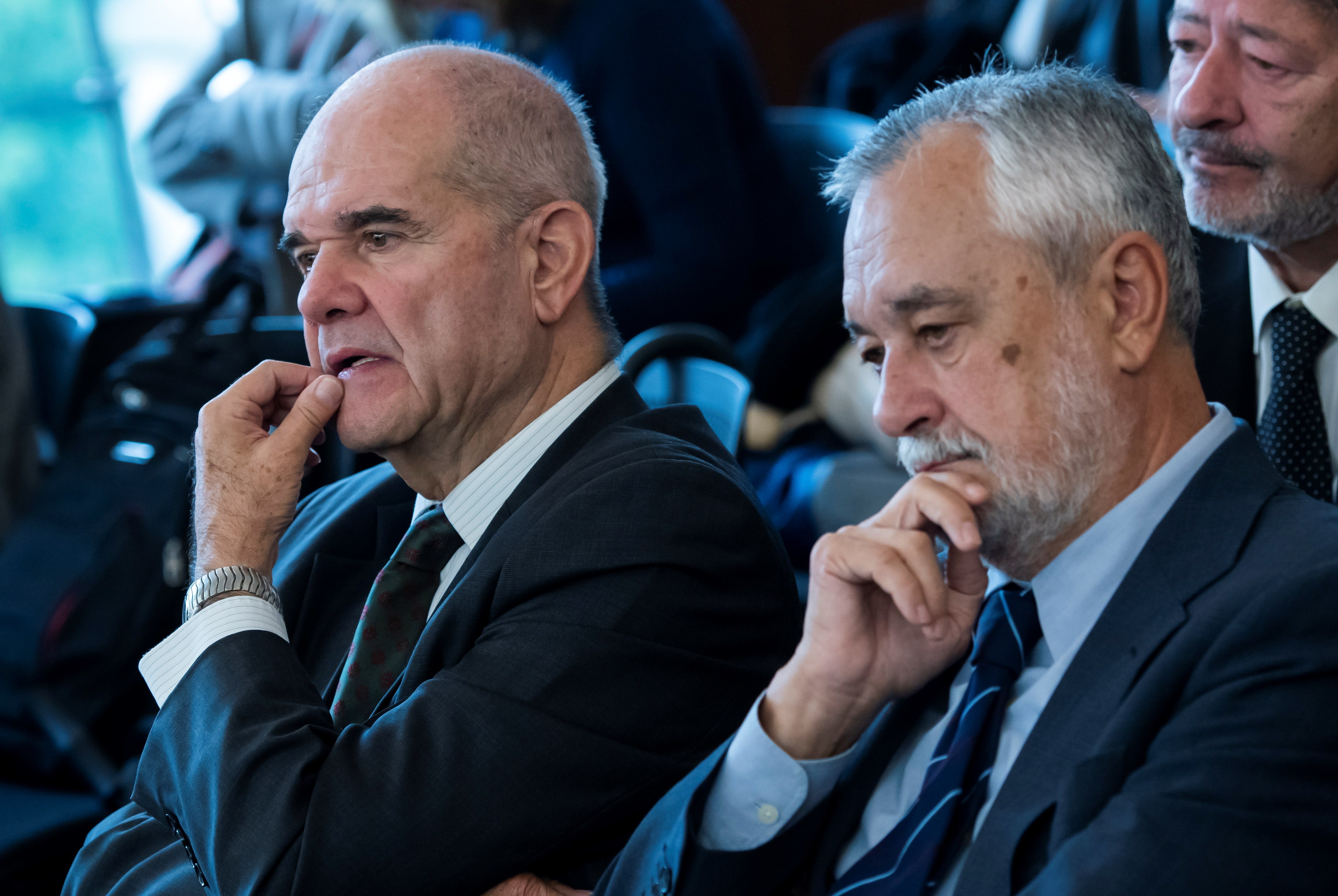 MADRID, 26/07/2022.- Fotografía de archivo (12/11/2018) de los expresidentes socialistas andaluces José Antonio Griñán (d) y Manuel Chaves, en la sala de la Audiencia de Sevilla, durante el juicio del caso de los ERES. El Tribunal Supremo, por mayoría de tres a dos magistrados, ha confirmado la condena de seis años de prisión para el expresidente de la Junta de Andalucía José Antonio Griñán, y de nueve de inhabilitación para su antecesor, Manuel Chaves, por el caso de los ERE, un sistema de fraude en la concesión de ayudas sociolaborales. EFE/Raúl Caro
