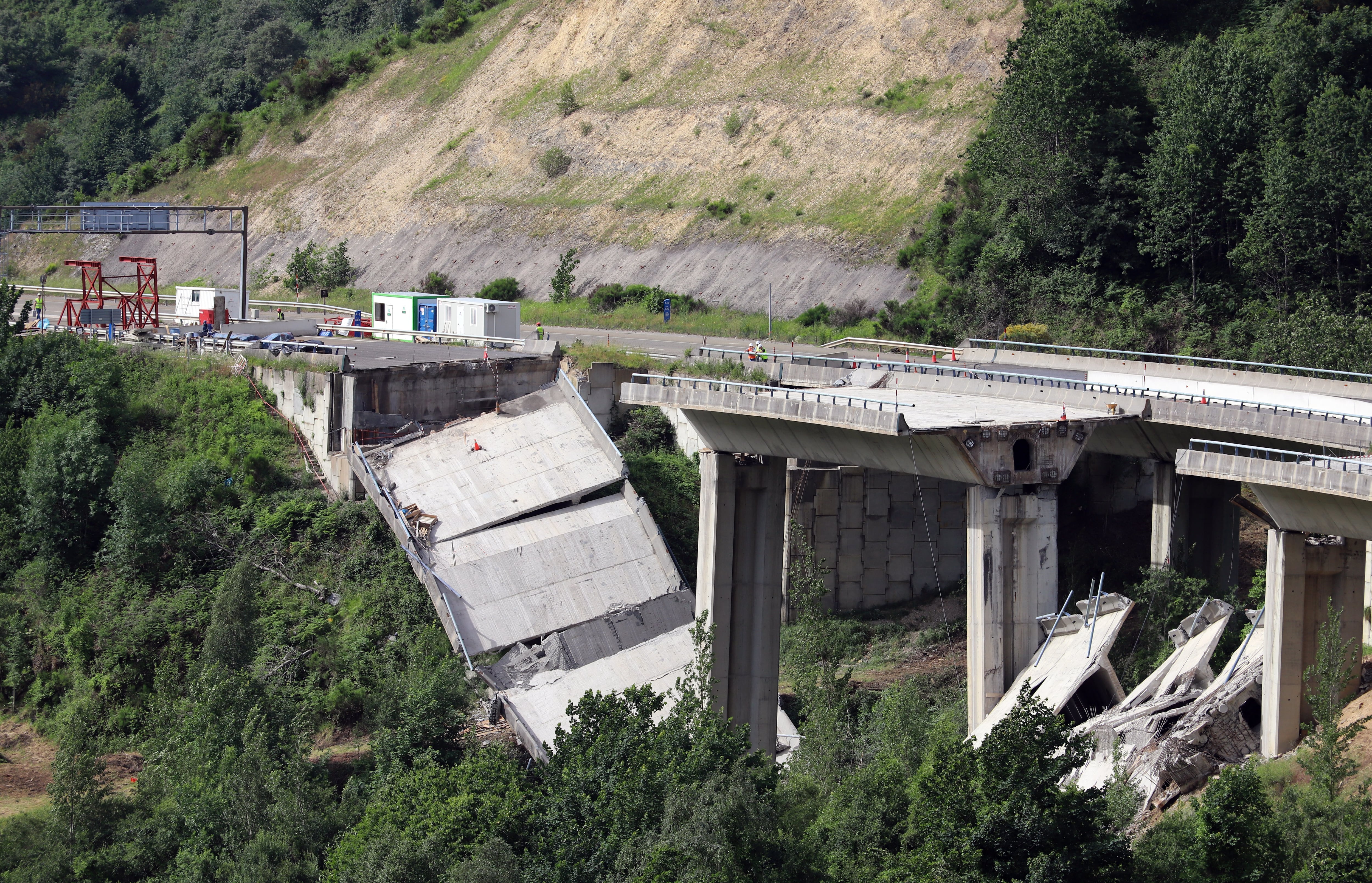 VEGA DE VALCARCE (LEÓN), 17/06/2022.- Vista del viaducto de la A-6, ubicado en el municipio leonés de Vega de Valcarce, en el límite entre León y Lugo. EFE/Ana Maria Fernández Barredo