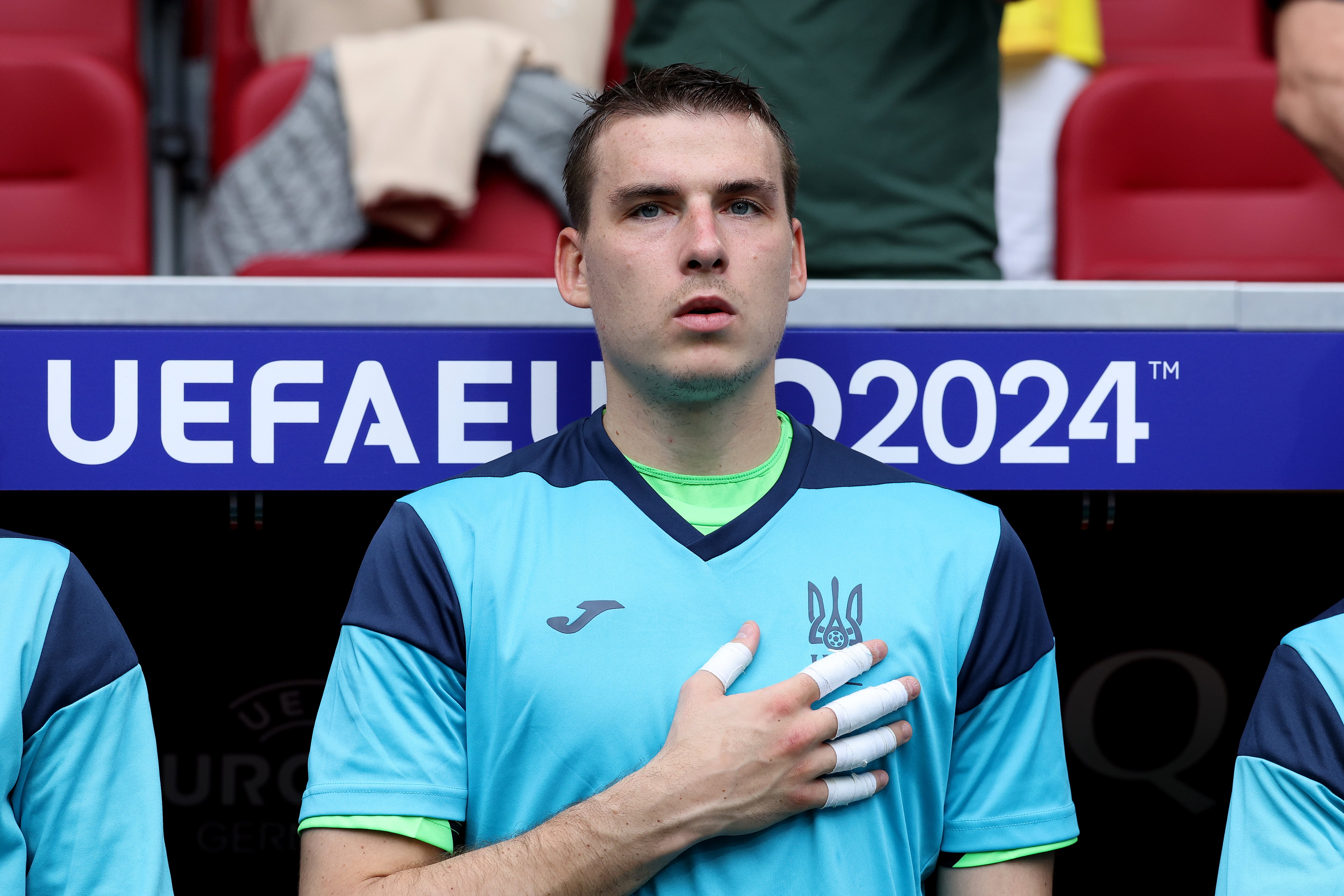 Andriy Lunin, durante la ceremonia de himnos en el partido entre Eslovaquia y Ucrania