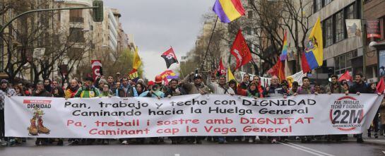 GRA270. MADRID, 21/03/2015.- Una de las nueva columnas -procedentes de todas las comunidades autónomas y formadas por cientos de manifestantes- que integran las Marchas de la Dignidad, convocadas por 300 colectivos sociales y sindicales, se dirige a la co