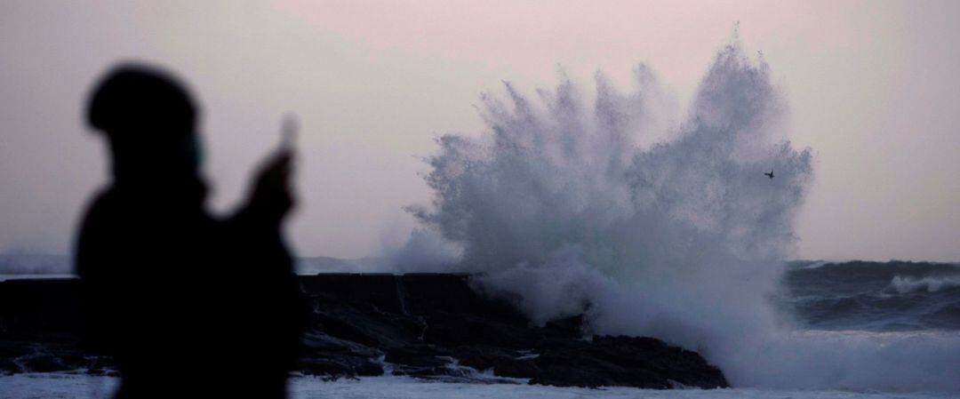 Las olas rompen con fuerza contra las rocas de la costa de A Coruña