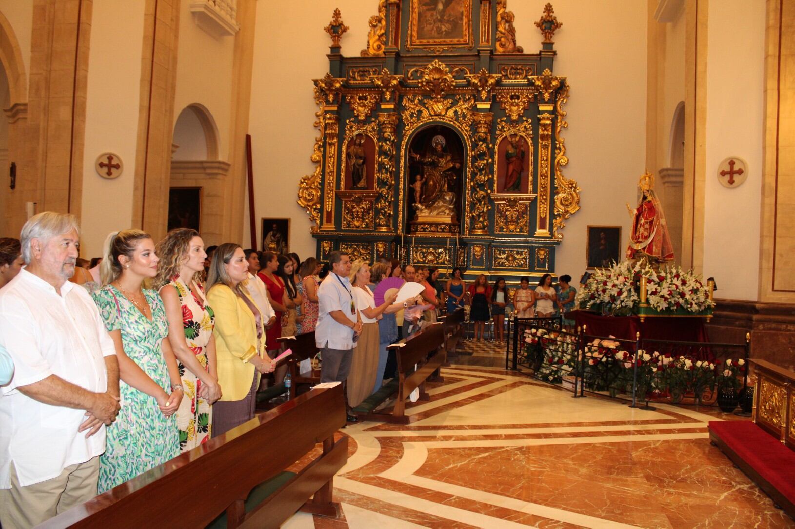 Cientos de personas acompañan a la Virgen del Cisne en su peregrinar por el casco antiguo de Lorca.