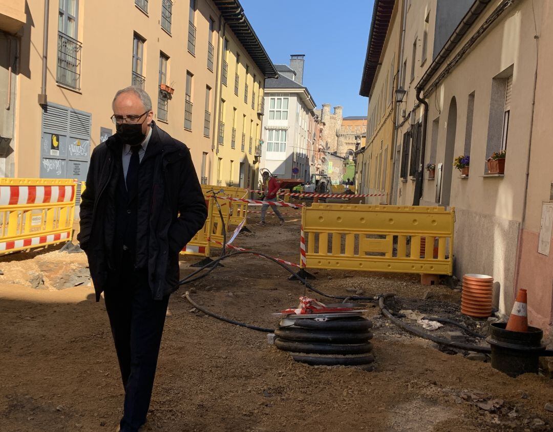 El alcalde de Ponferrada supervisa el proyecto de la calle Estafeta