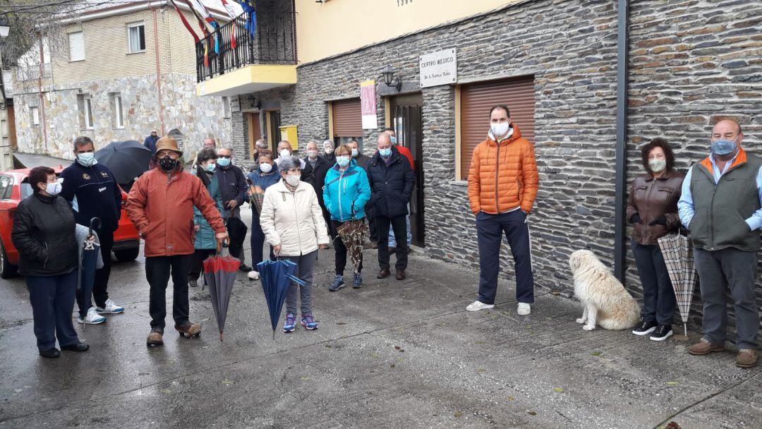 Imagen de la protesta en Peranzanes para exigir la reapertura de los consultorios médicos del Medio Rural 