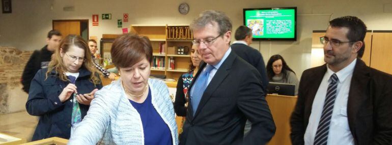 Miguel Angel Collado durante la visita a la exposicion "Uno y mil quijotes:la visión de los ilustradores", en el campus de Toledo