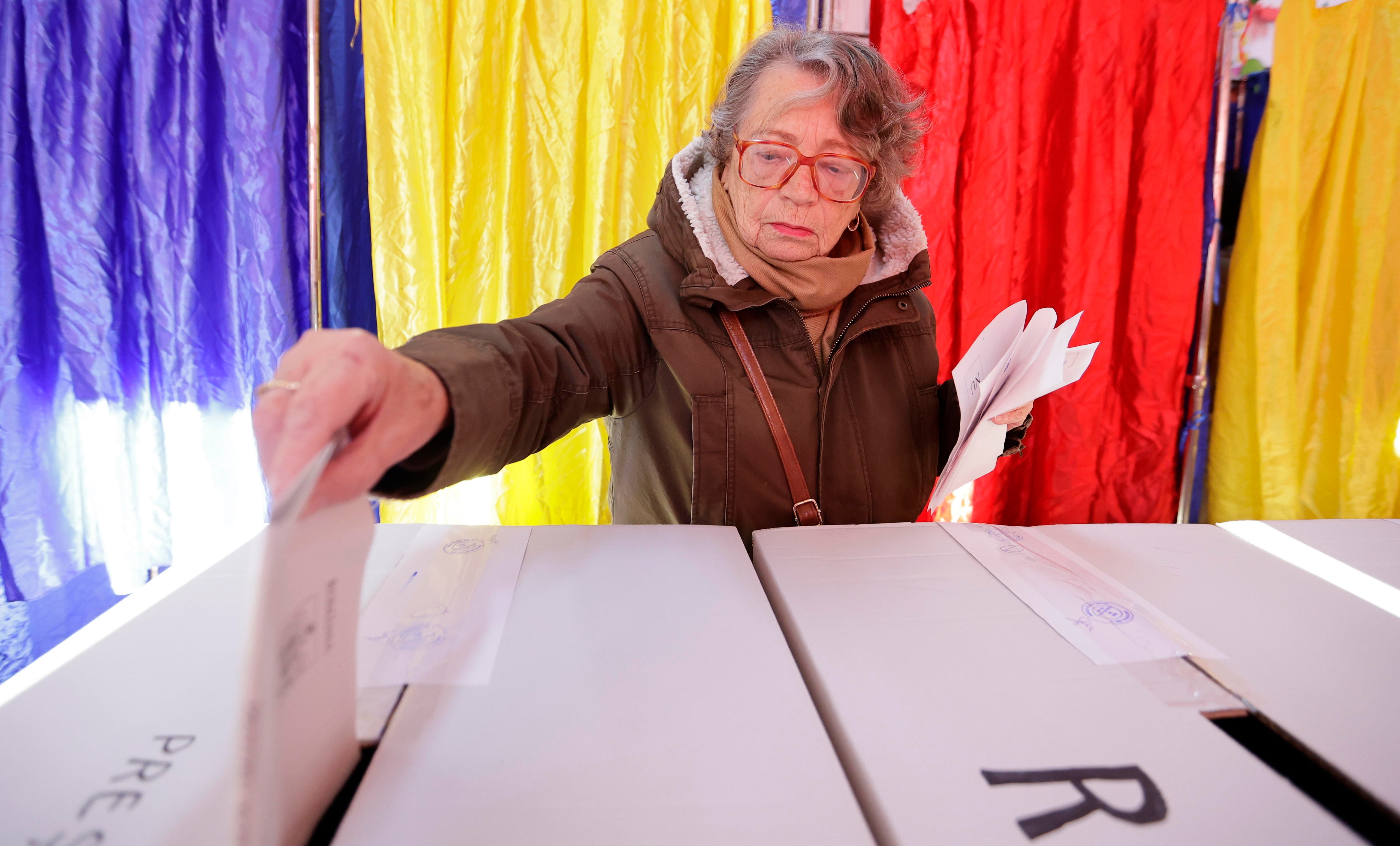 Una mujer votando en un colegio de Bucarest