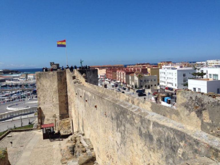 Bandera republicana en el Castillo de Guzmán el Bueno de Tarifa