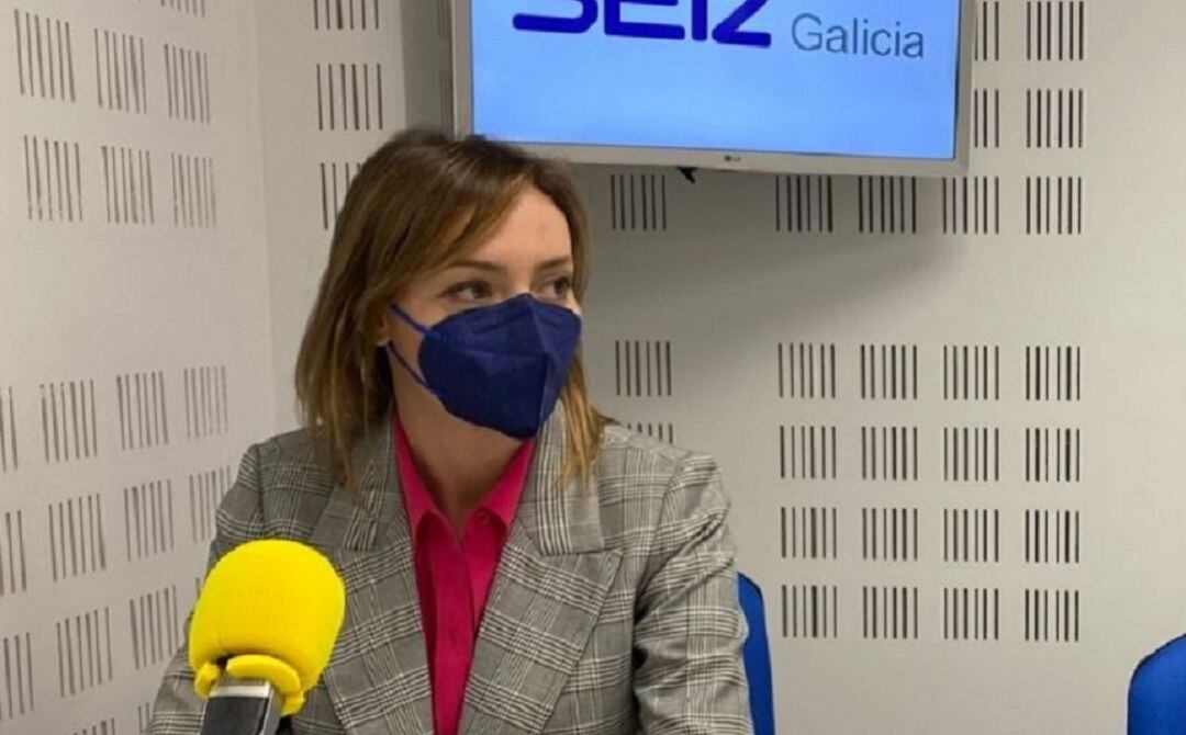 La conselleira de Política Social, Fabiola García, en el estudio de Radio Galicia.