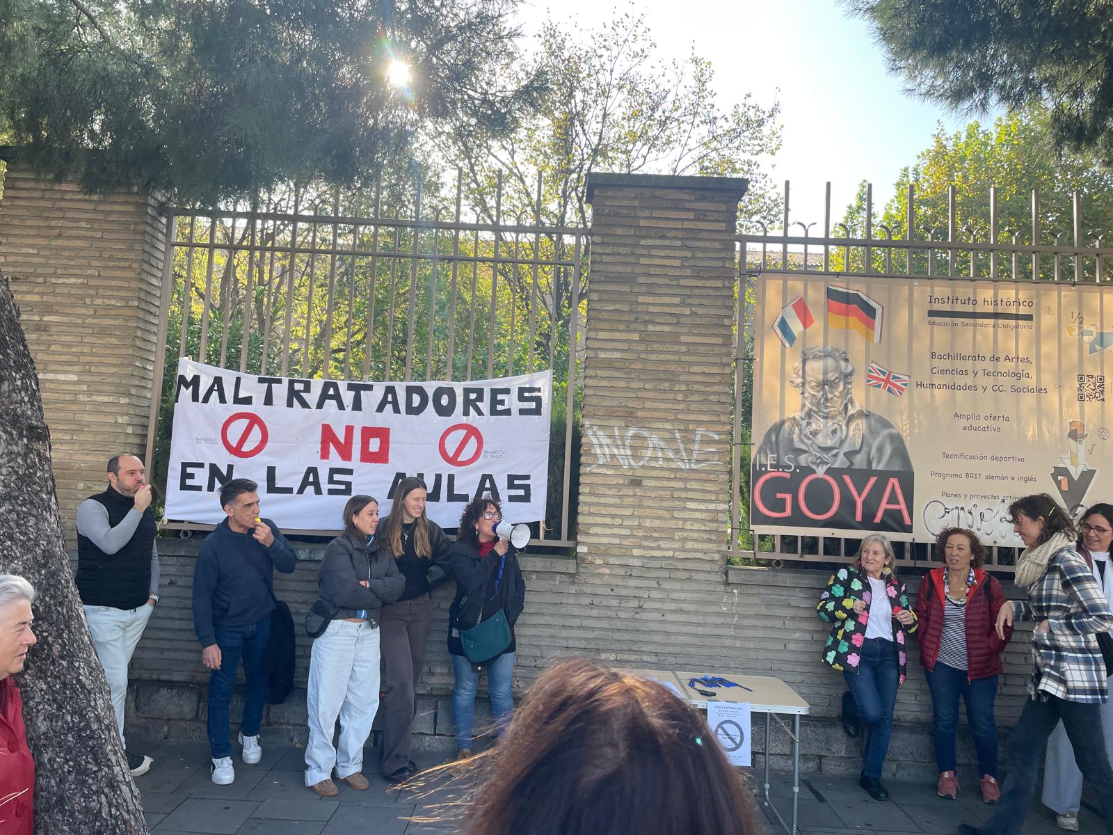 Concentración a las puertas del IES Goya