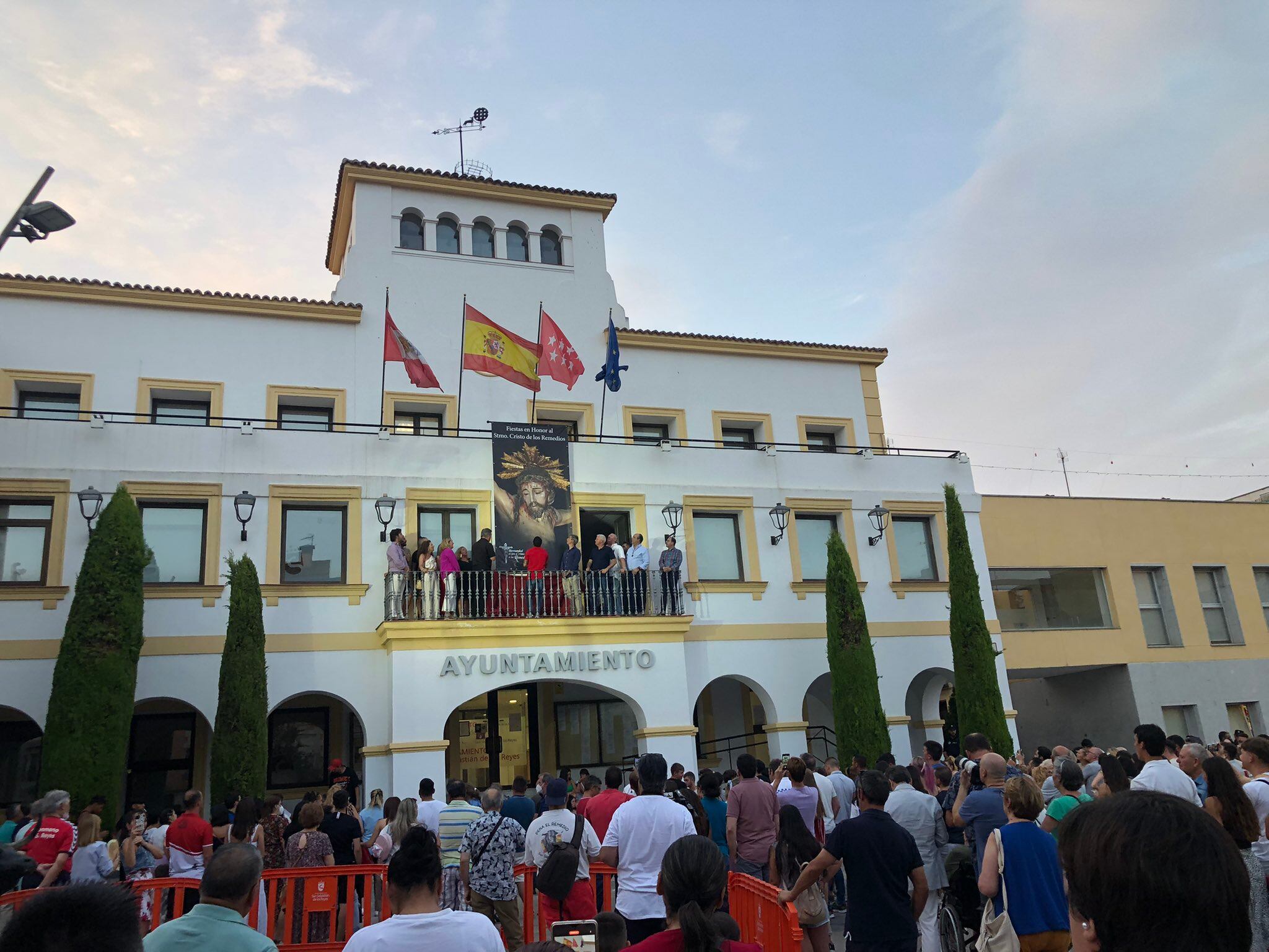 Cartel del Cristo de los Remedios en la fachada del consistorio de San Sebastián de los Reyes