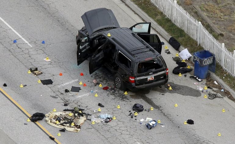 Los restos de un coche después del ataque del miércoles en San Bernardino, California.