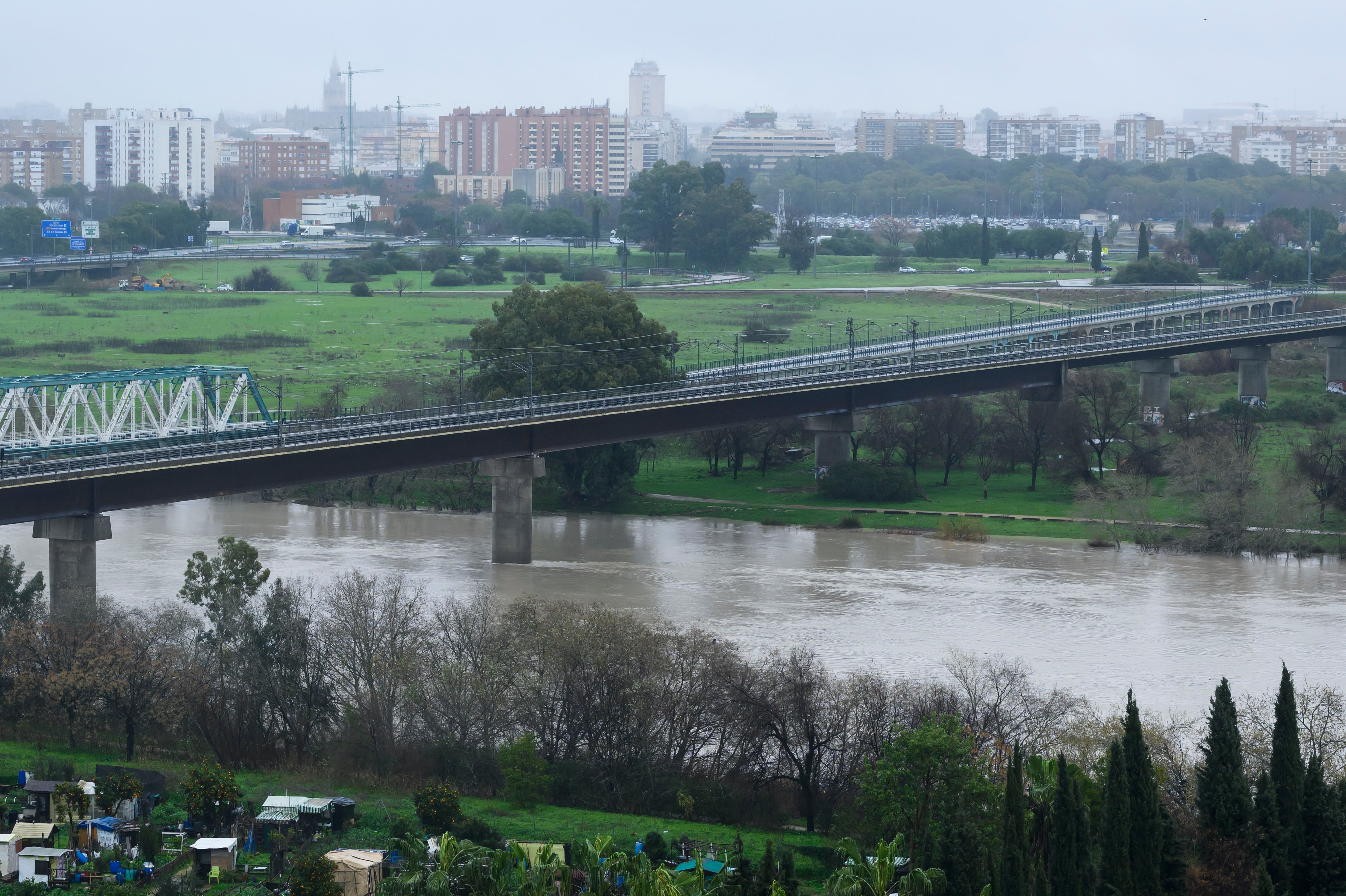 Vista del río Guadalquivir a su paso en San Juan de Azalfarache (Sevilla), cerca del desbordamiento. EFE/ Raúl Caro