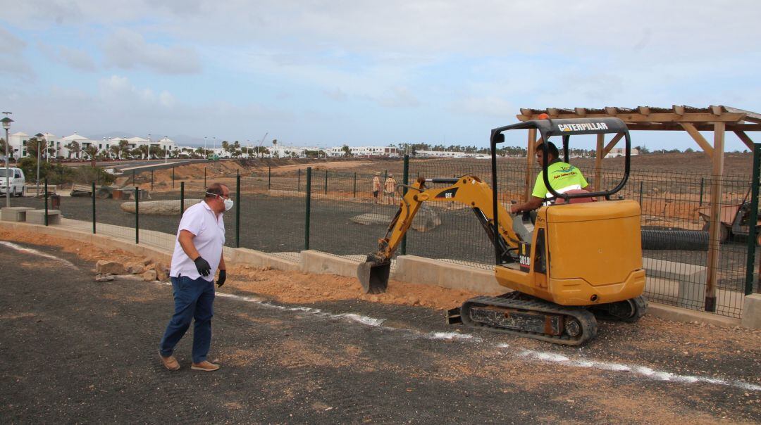 Trabajos en el exterior del parque canino de Playa Blanca.