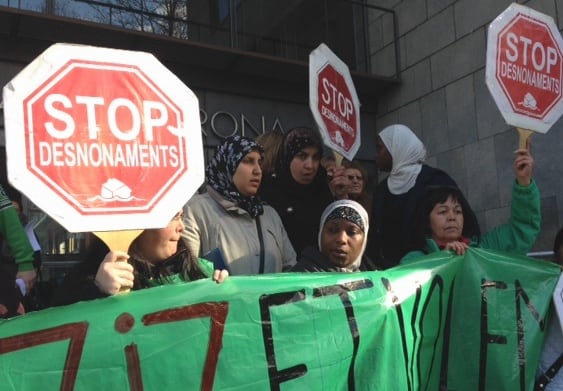 Activistes de la PAH Girona durant la presentació del balanç del 2013