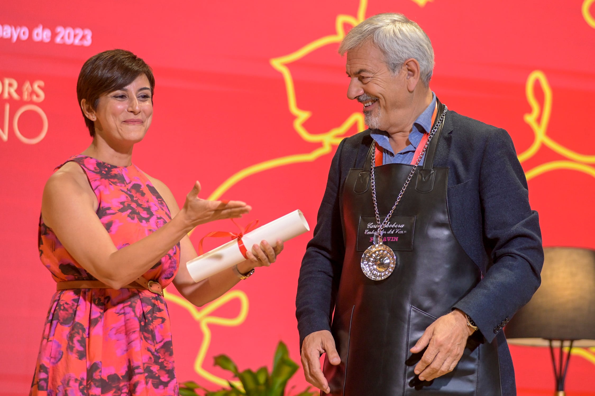 La ministra de Política Territorial y portavoz del Gobierno, Isabel Rodríguez (i), hace entrega del galardón de Embajador del Vino 2023 al comunicador Carlos Sobera (d) en el marco de la feria Fenavin, este miércoles en Ciudad Real.