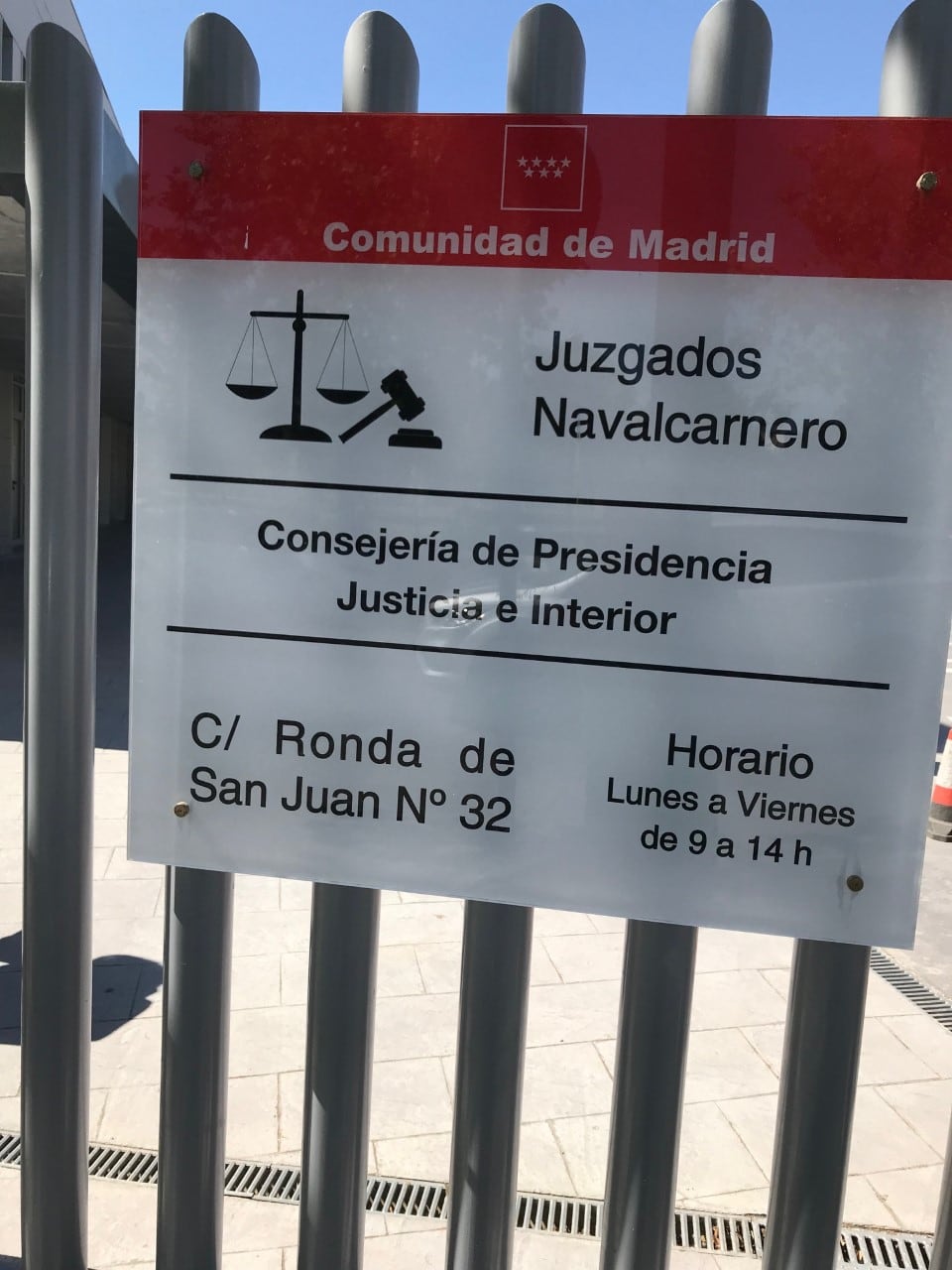 Acceso principal a los juzgados de Navalcarnero