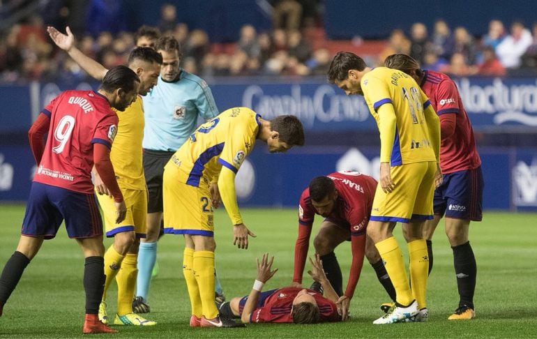 David Rodríguez, en el suelo, tras recibir el golpe en la cabeza