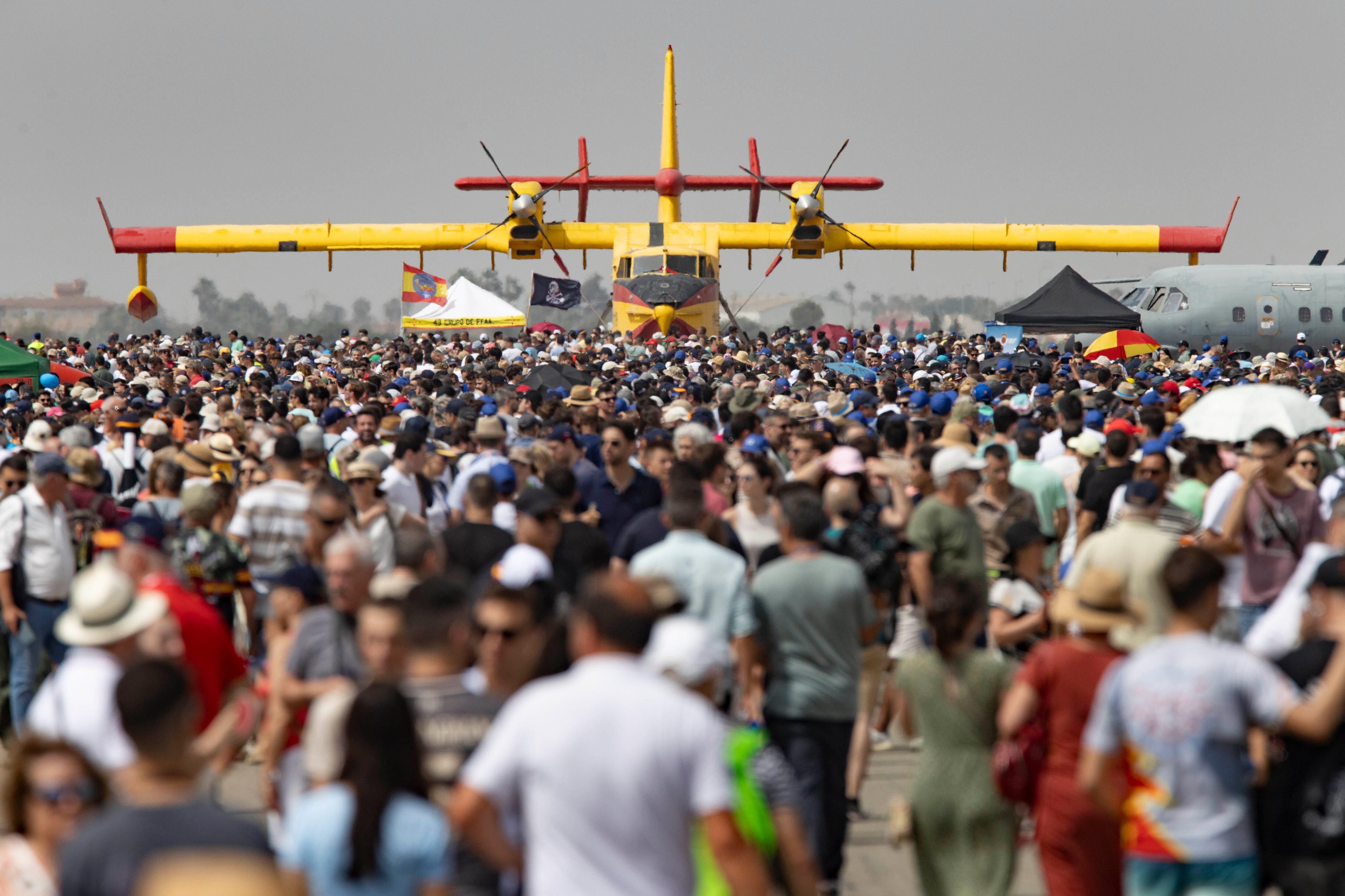 MADRID, 14/06/2025.- Miles de personas han asistido este sábado a la jornada de puertas abiertas con motivo de la exhibición estática de ?Aire2025 una de las mayores exposiciones de aeronaves militares y civiles, del ámbito nacional e internacional, en la Academia General del Aire de San Javier, (Murcia). La Patrulla Águila del Ejército del Aire, una de las formaciones acrobáticas más emblemáticas del mundo, cumple 40 años, una ocasión que se conmemora este fin de semana con un festival aéreo en San Javier (Murcia) al que asistirá el rey y que coincide con la despedida de sus aviones C-101, conocidos como &#039;culopollo&#039;. EFE/ Marcial Guillén
