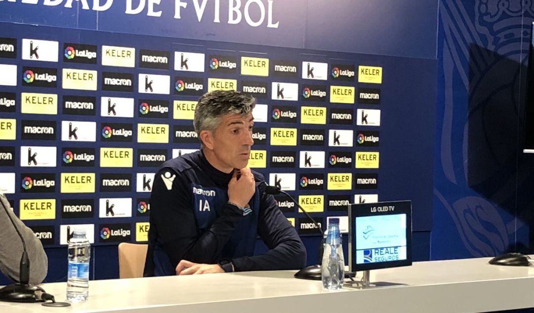 Imanol Alguacil responde a las preguntas de los periodistas en Zubieta