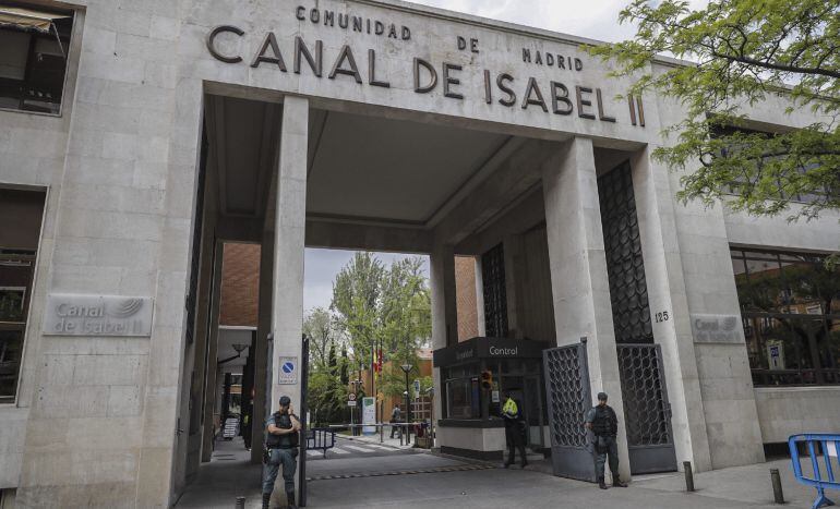 Agentes de la Guardia Civil ante la sede de Canal de Isabel II