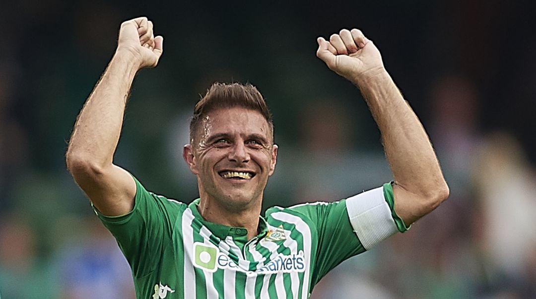 Joaquín Sánchez celebra su &#039;hat-trick&#039; con el Betis