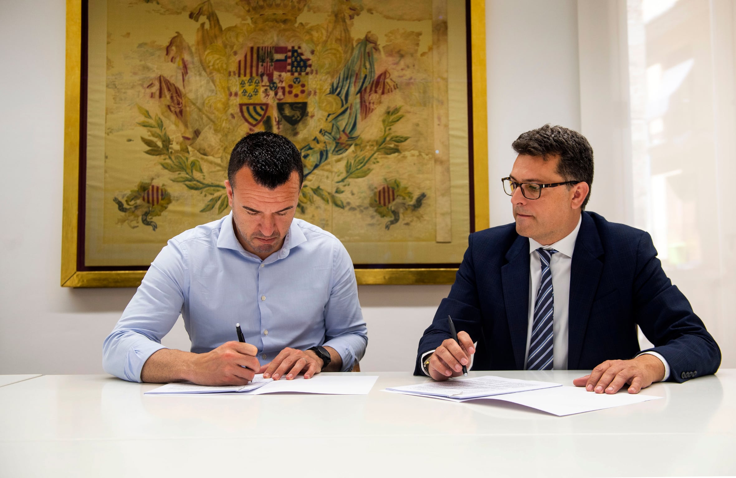 El presidente Vicent Mompó y el diputado de Fondos Europeos, Juan Ramón Adsuara, durante la firma del decreto