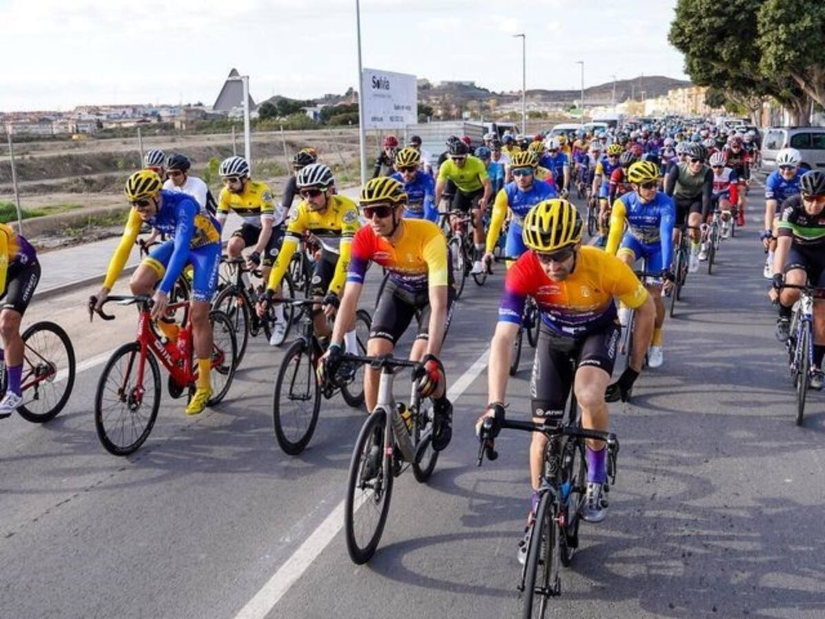 La Vuelta Ciclista a Almería ya tiene medio pelotón