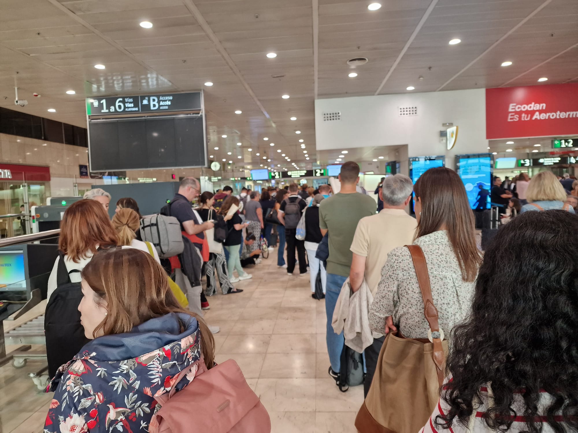 Cues de passatgers de trens d&#039;alta velocitat a l&#039;estació de Sants
