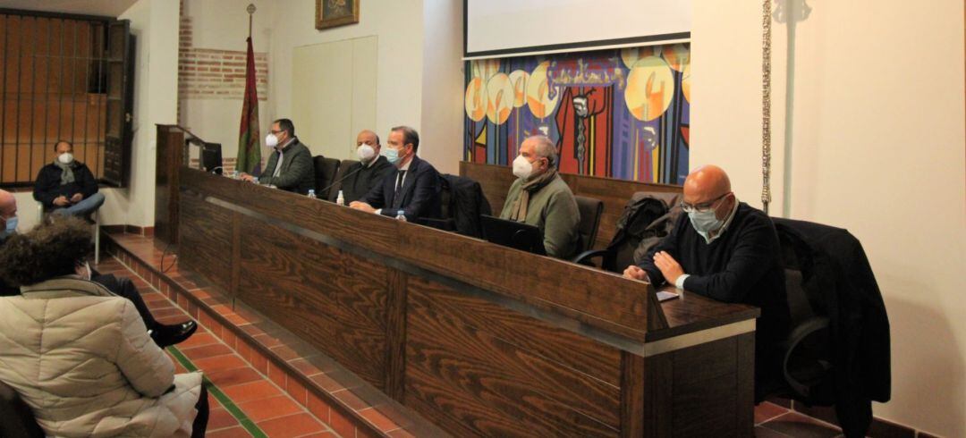 Mesa de la presidencia de la Junta de Gobierno. De izquierda a derecha, Salvador Pozo, secretario general; Salvador Javier Guerrero, delegado episcopal de Hermandades y Cofradías; Pablo Atencia, pte, de la Agrupación; José Carlos Garín, vice-pte. 1º de la Agrupación; y Pedro Ramírez, vice-pte. 2º de la Agrupación