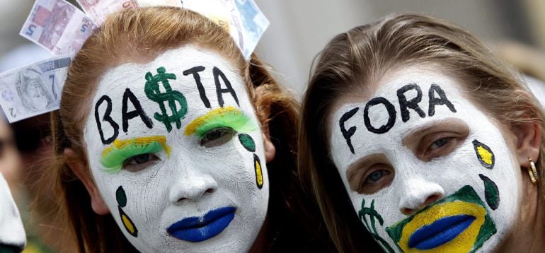 BRA508. BRASILIA (BRASIL), 15/03/2015.- Dos mujeres participan en una manifestación contra la presidenta brasileña, Dilma Rousseff, hoy, domingo 15 de marzo de 2015, en la ciudad de Brasilia (Brasil). Cientos de miles de personas protestaron contra la pre