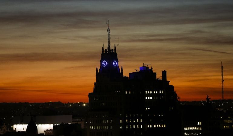 Vista de la sede histórica de Telefónica en Madrid al atardecer.