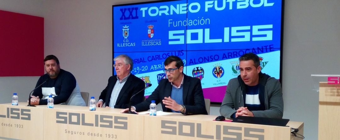 Miembros de la organización del torneo junto a José Manuel Tofiño (alcalde de Illescas) y Eduardo Sánchez Butragueño (de la Fundación Soliss)