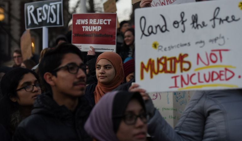 Manifestantes en una protesta contra Donald Trump en la Universidad de Columbia, Nueva York