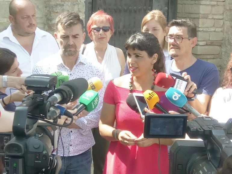 Teresa Rodríguez (Podemos) y Antonio Maíllo (IU) tras reunirse con colectivos de ayuda a inmigrantes en Jerez