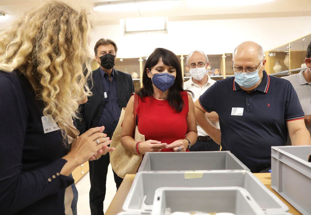 La diputada de Cultura, Julia Parra, con el director gerente del MARQ, José Alberto Cortés, detrás de ella, observan las piezas que acaban de llegar al museo