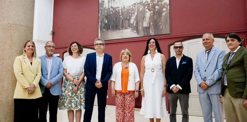 Acto de entrega del legado de Costa en el Archivo Provincial