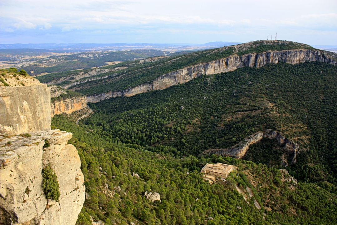 Paraje del Estrecho de Priego donde se proyecta la tirolina. Enfrente, el cerro de la Degollá; abajo, el convento de San Miguel de las Victorias 