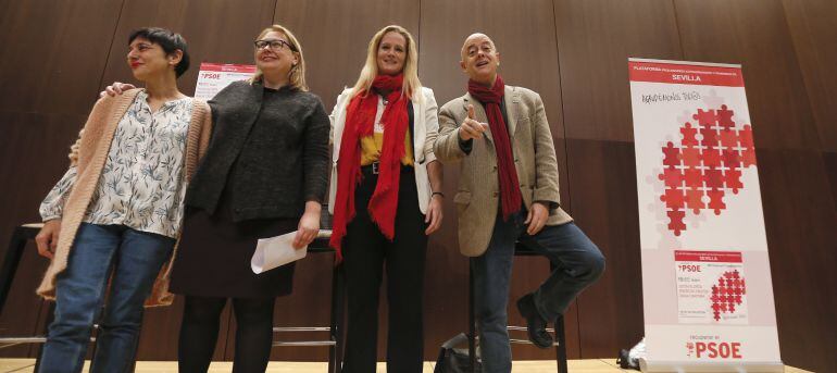 Los diputados socialistas Odón Elorza (d), Zaida Cantera (2d) y Rocío de Frutos (i), que rompieron la disciplina de grupo votando 'no' a la investidura de Mariano Rajoy, junto a la portavoz por Andalucía, Nieves Hernandez (2i), durante el acto organizado 