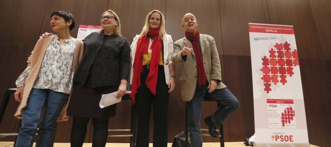 Los diputados socialistas Odón Elorza (d), Zaida Cantera (2d) y Rocío de Frutos (i), que rompieron la disciplina de grupo votando 'no' a la investidura de Mariano Rajoy, junto a la portavoz por Andalucía, Nieves Hernandez (2i), durante el acto organizado