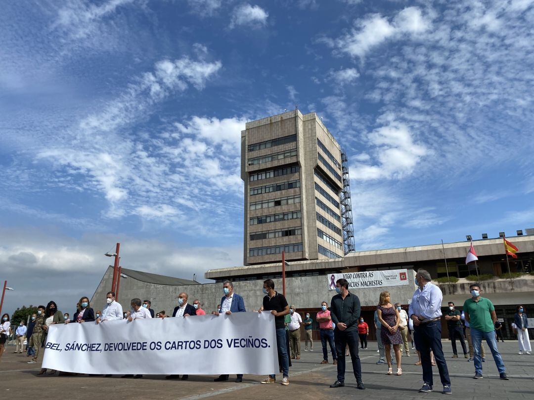 Protesta de alcaldes y portavoces municipales a las puertas del Ayuntamiento de Vigo contra el acuerdo entre la FEMP y el gobierno central para poder disponer del remanente municipal.