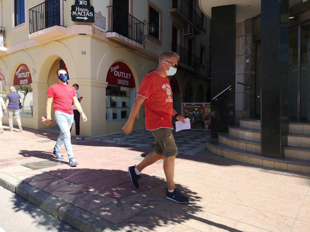 Varias personas pasean por calle Virgen de la Paz durante este fin de semana